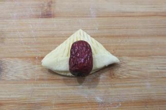 然后在中间摆上一颗红枣