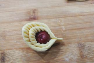 如图将两端围起捏紧，如果太干可沾点水