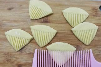 再继续用梳子压出6块小面皮