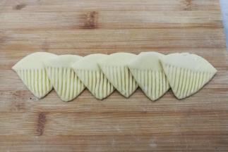 然后把6块小面皮如图依次叠加起来