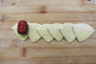 再在左端启始处摆上一颗红枣