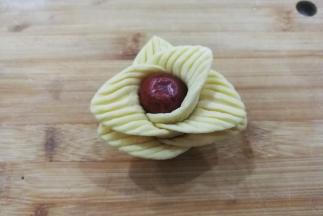 然后再把花苞从外层开始向外翻转整理一下，整理好后就是一朵漂亮的花朵