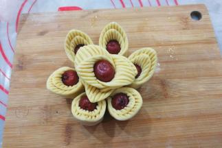 先把下层尽量小心的收拢捏紧，然后再把上层花朵摆放上去，底部适量沾点水