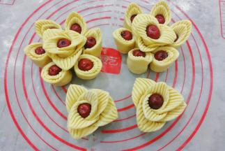 然后继续做完剩下的面片，最后多12小片正好做两朵小花