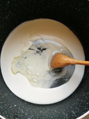 面团松弛过程中我们做内陷:麦芽糖和淡奶油加热至彻底融合。