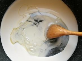 面团松弛过程中我们做内陷:麦芽糖和淡奶油加热至彻底融合。