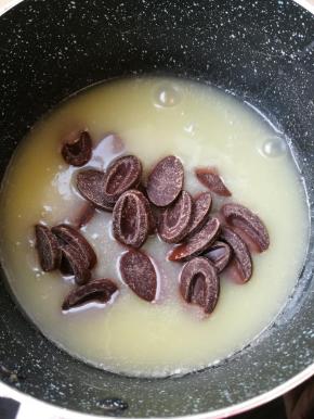 再放入巧克力和黄油再搅拌至融化。