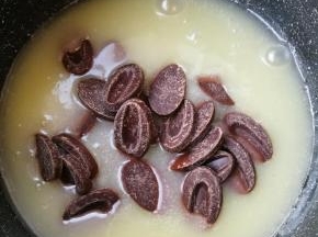 再放入巧克力和黄油再搅拌至融化。