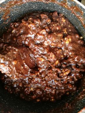 加入核桃和松子。