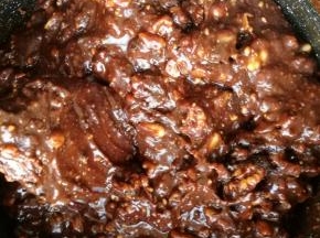 加入核桃和松子。