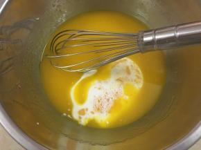 加入纯牛奶，并搅拌均匀