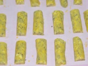 在饼干上擦一层薄薄的蛋液
170度烤18分钟