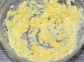黄油软化至轻按有坑，用电动打蛋器低档打至颜色变白、体积变蓬松
