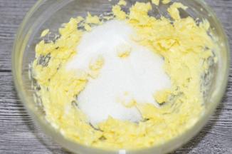 加入盐和砂糖，打发至完全混合