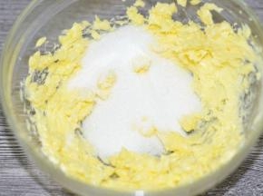 加入盐和砂糖，打发至完全混合