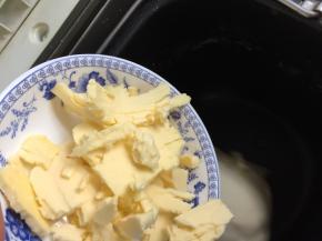 揉至面团光滑时放入黄油搅拌