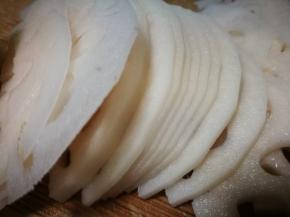 莲藕去皮切薄片