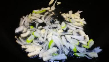 油中下葱花蒜末