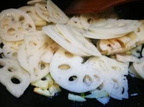 倒入莲藕片