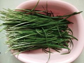 韭菜摘洗干净、控水备用