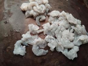 砧板用刀平着碾碎（不用剁，这样处理的虾仁吃着有嚼头)