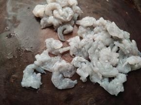 砧板用刀平着碾碎（不用剁，这样处理的虾仁吃着有嚼头)