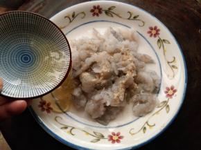 处理好的虾仁加入白胡椒粉和蛋清抓匀备用