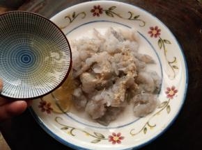 处理好的虾仁加入白胡椒粉和蛋清抓匀备用