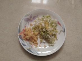 葱、姜切成碎末