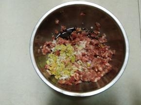 肉馅入盆加入盐、糖、生抽、五香粉、白胡椒粉、葱碎、姜碎搅拌至调料吸收即可（不要划圈搅拌，以免上劲）