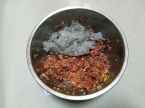 加入虾仁、葱油拌匀