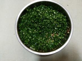 最后加入韭菜碎拌匀即可成馅