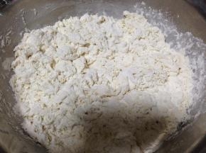 面粉慢慢加入水用筷子搅成絮状