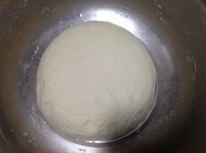 然后揉成光滑的面团，加盖静置1小时