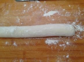 松弛好的面取出搓成细条