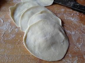 擀成四边薄中间厚的圆片