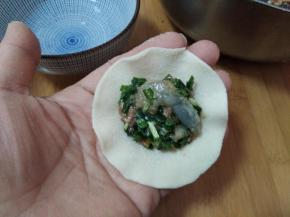 取一片填入适量馅料