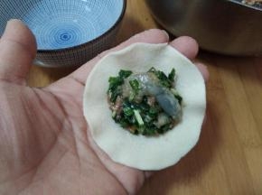 取一片填入适量馅料