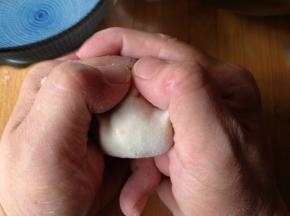 两片对折，先把中间捏在一起，然后左手食指与拇指夹住左边饺子皮和右手食指与拇指夹住右边饺子皮合力把饺子稍微向中间挤压捏紧（手法类似于过年拱手说：恭喜恭喜）