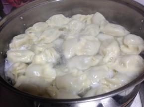 锅内加水烧开，下入饺子煮熟即可食用