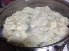 锅内加水烧开，下入饺子煮熟即可食用