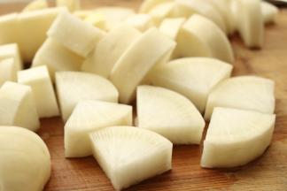 白萝卜洗净不去皮，切成块状。我通常是先将白萝卜切成1厘米厚的厚片，再对角平均切成6块就可以了。