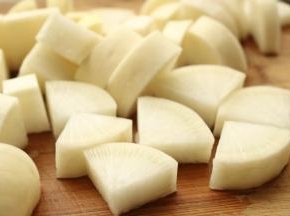 白萝卜洗净不去皮，切成块状。我通常是先将白萝卜切成1厘米厚的厚片，再对角平均切成6块就可以了。