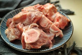 选择品质好的猪筒骨，记得让卖家给切小块，回来后清洗一下就可以用了。我不太喜欢上面有太多脂肪的排骨，所以挑选瘦一些的，炖出的汤更为清爽。