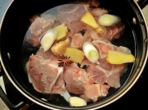 洗净的骨头冷水入锅，加入八角、葱段和姜片，烧开后大火煮几分钟，用勺子撇去表面的黑色浮沫，等汤变清爽，浮沫变成白色就可以了。