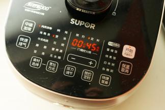 压力锅选择肉类排骨，煲汤程序，接下来就静待美味来临吧。