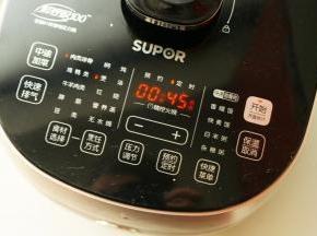 压力锅选择肉类排骨，煲汤程序，接下来就静待美味来临吧。