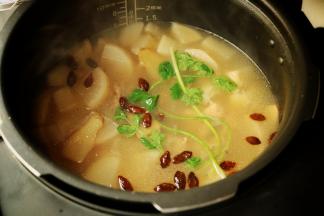 程序结束，加入盐，再开盖让汤沸腾七八分钟，这样汤才会好喝入味。加一些枸杞和生菜，又漂亮又有营养的汤就做好了。