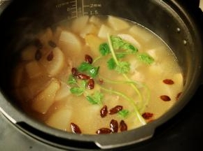 程序结束，加入盐，再开盖让汤沸腾七八分钟，这样汤才会好喝入味。加一些枸杞和生菜，又漂亮又有营养的汤就做好了。