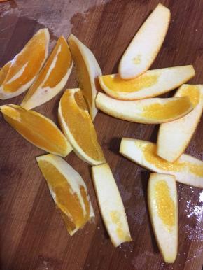 再用刀把橙子果肉取下来。